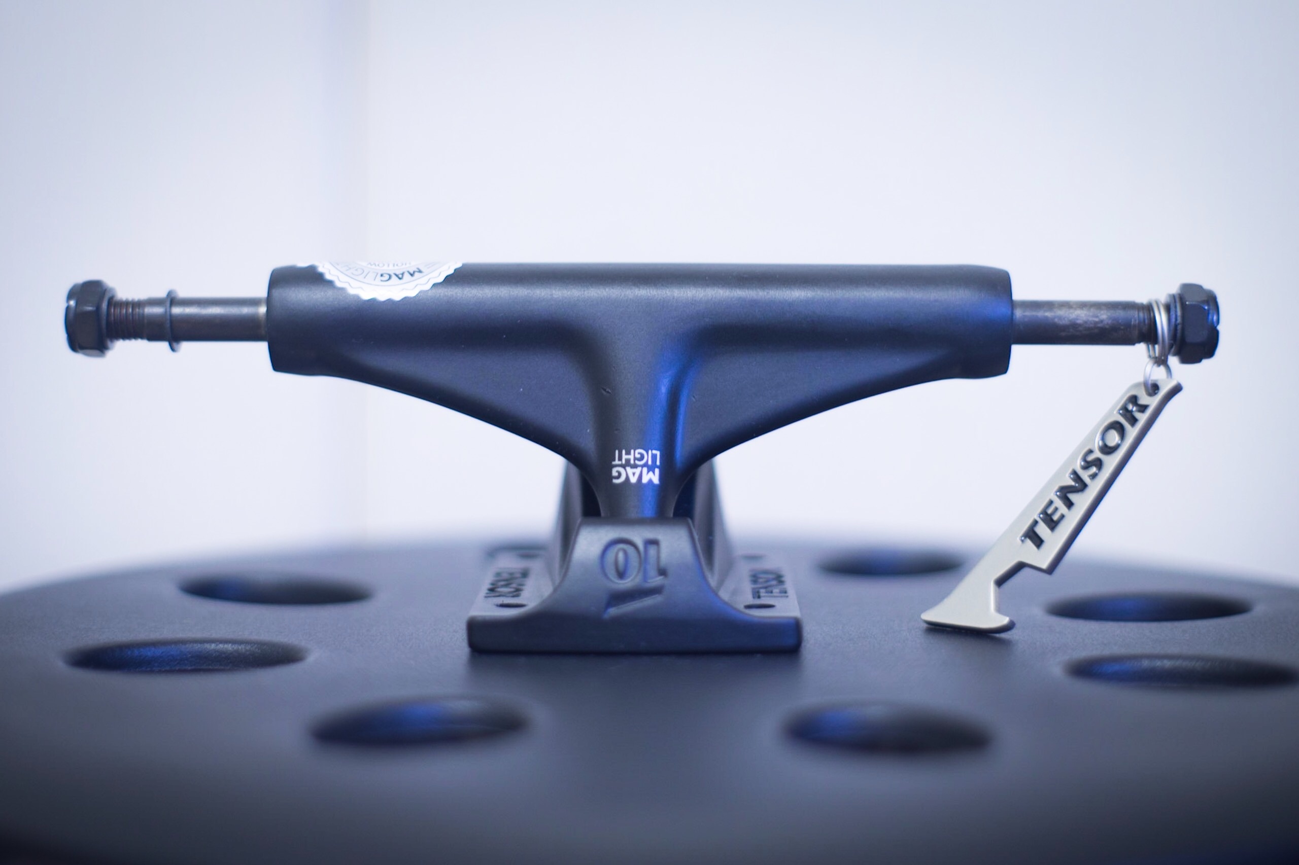 テンサー TENSOR スケボー トラック MAG LIGHT REG VELVET TRUCKS クリムゾン ブラック 5.25 NO72 スケートボード トラック TENSOR TRUCKS / MAG LIGHT テンサー TENSOR