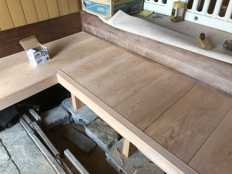 玄関にお邪魔中、栂の式台。 - 神戸の工務店・吉岡建築の現場便り