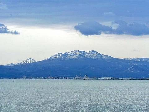 20050505陸奥湾に浮かぶ八甲田の山々(青森市奥内)：日本縦断歩行_104806