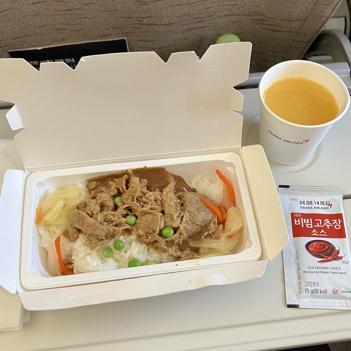 アシアナ航空の機内食。ビーフカレーにコチュジャン