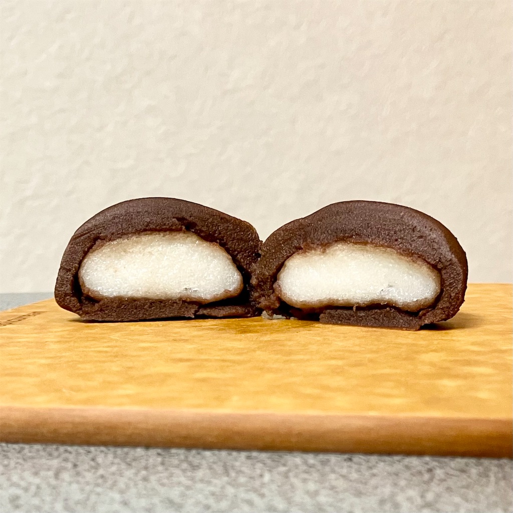 とらやの土用餅。黒糖餡の断面