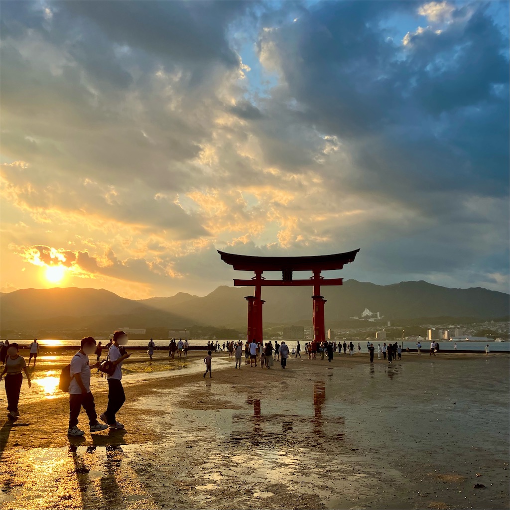 夕焼けと厳島神社・大鳥居
