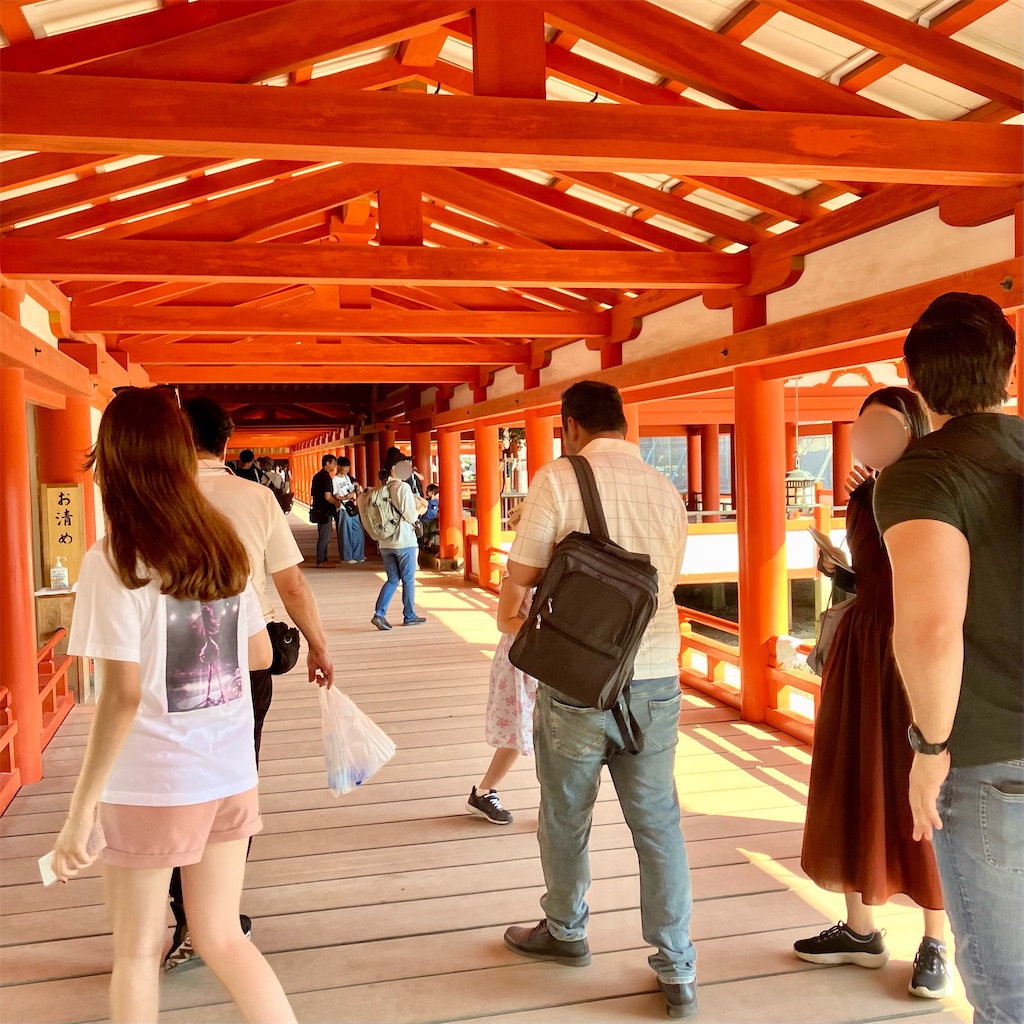 厳島神社の境内