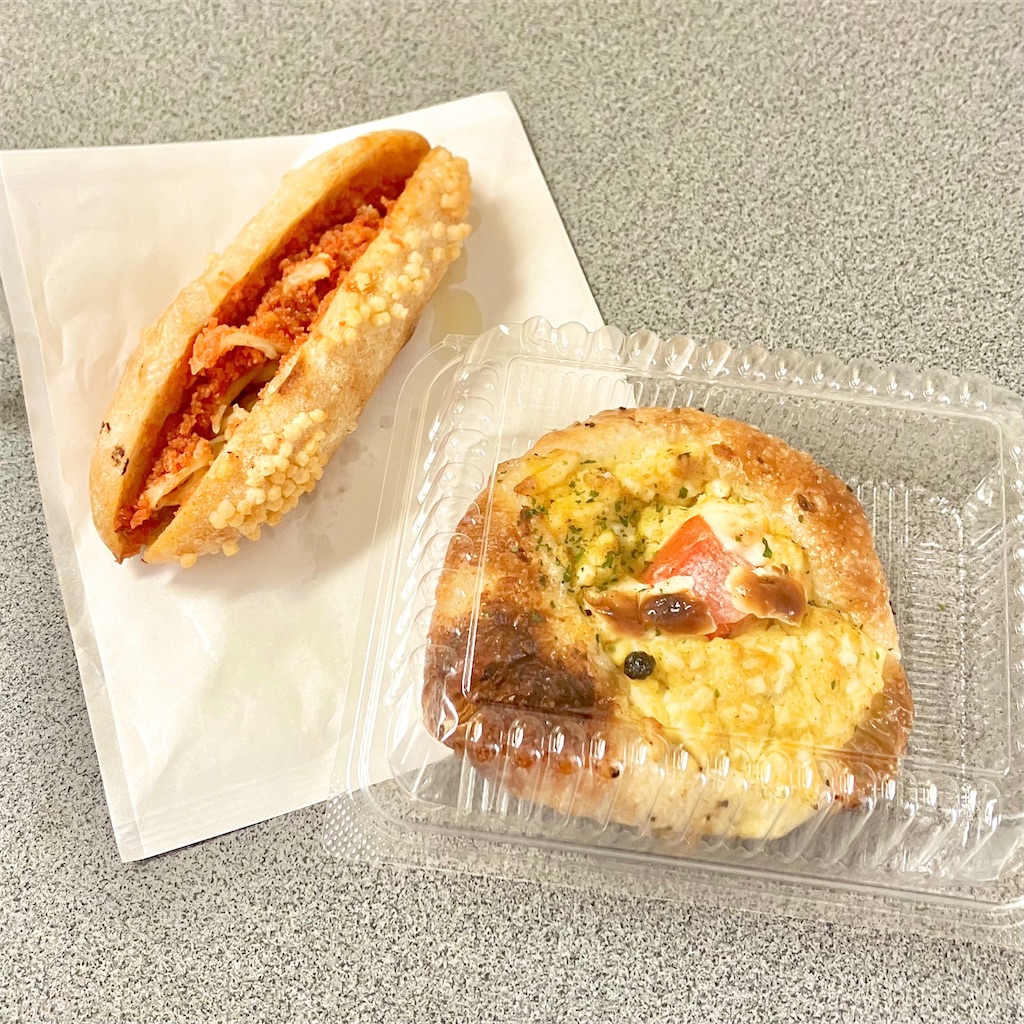 さきいか入り明太フランスと卵のパン（ウッフ）