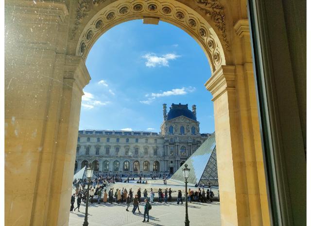 The queue at the central entrance of the pyramid