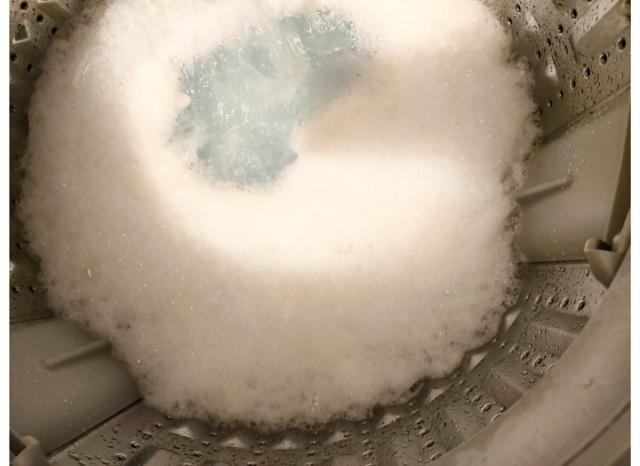 粉せっけんが泡立つ全自動洗濯槽の様子