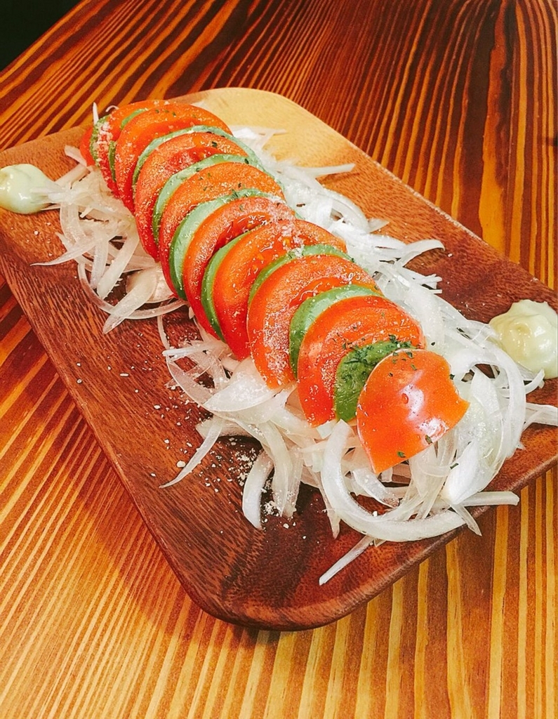 お洒落ないただきもの トリュフ塩を使ったトマトとアボカドのサラダ お料理おじさんの備忘録