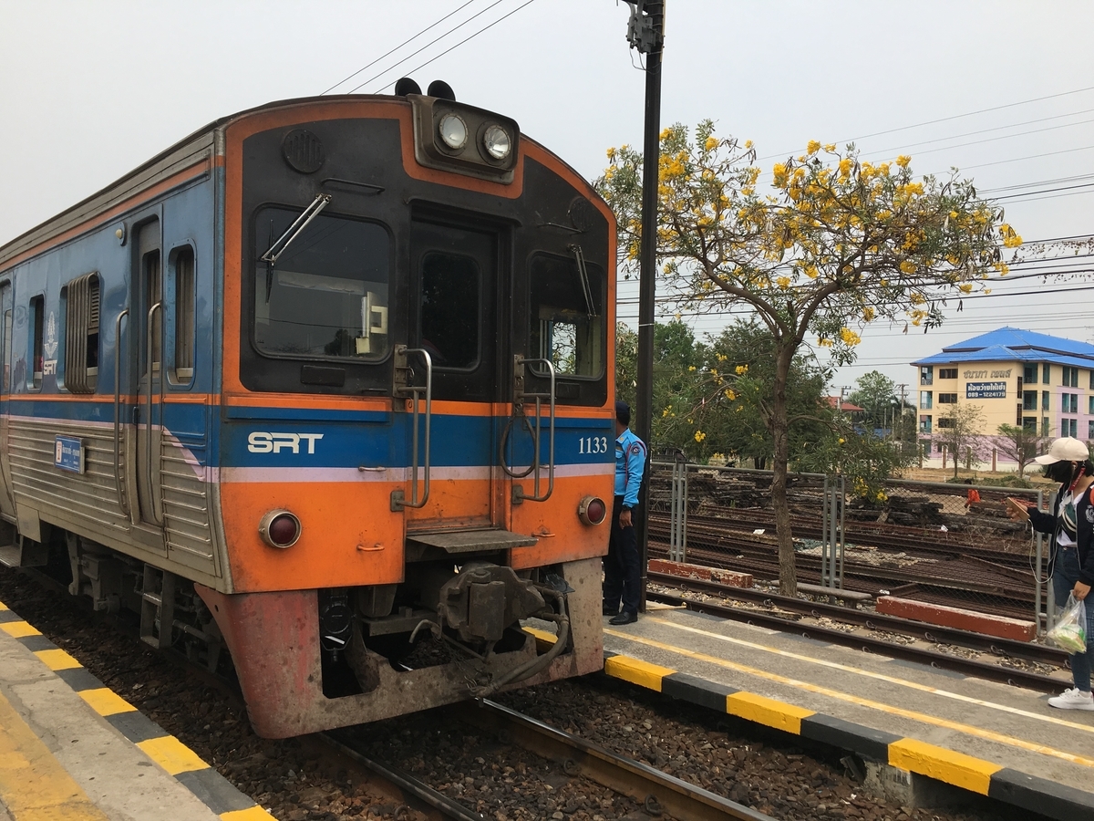 行きと同じ青とオレンジの列車