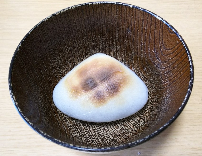 玉川軒の蛤志るこをお椀へと入れた画像