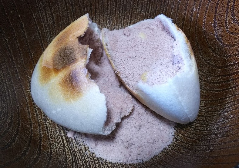 玉川軒の蛤志るこをお椀の中で割った画像