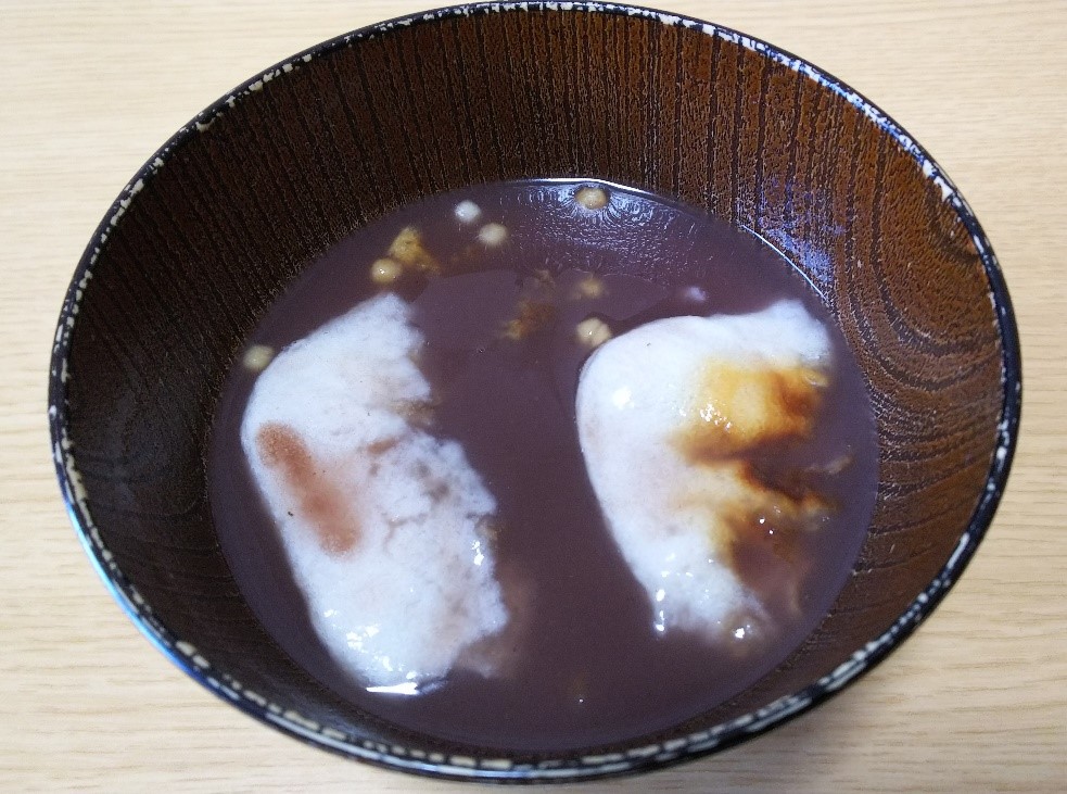 玉川軒老舗の蛤志るこにお湯を入れてかき混ぜた写真