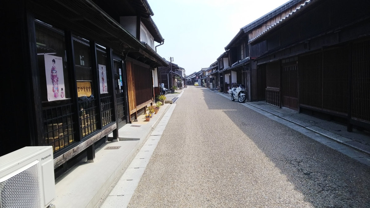 深川屋本店が店を構える関宿の通りの写真