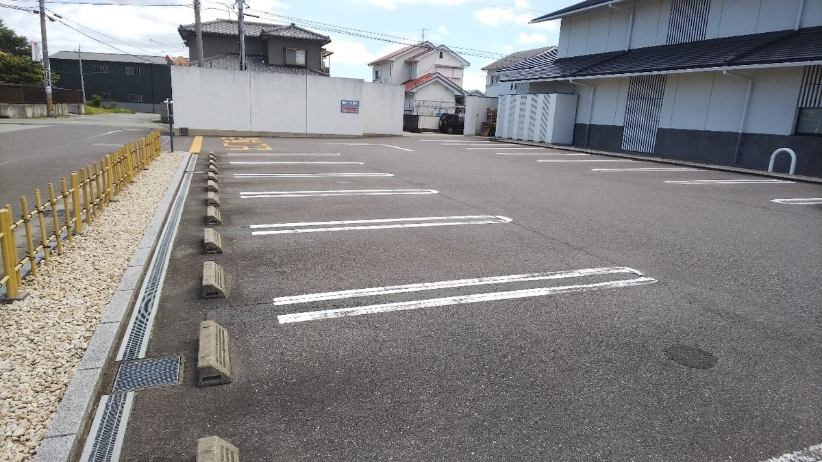 へんばや商店 宮川店の駐車場写真