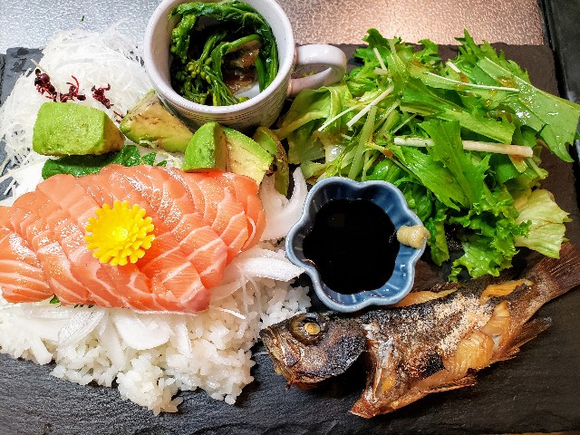 2パック500円のサーモンのお刺身で作るワンプレートごはん【盛り付け方
