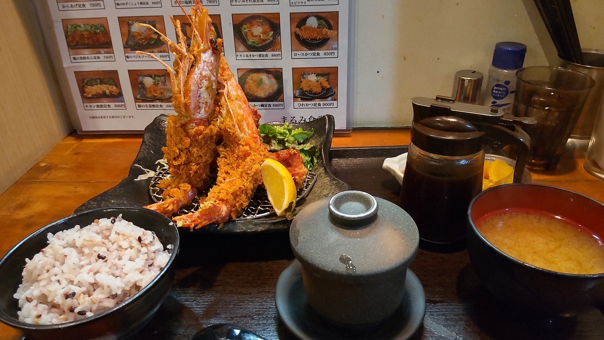 広島市本通り【まるみ食堂】のコスパ最強ランチ！特大海老フライが絶品！ - みはるごはんバンザイ！