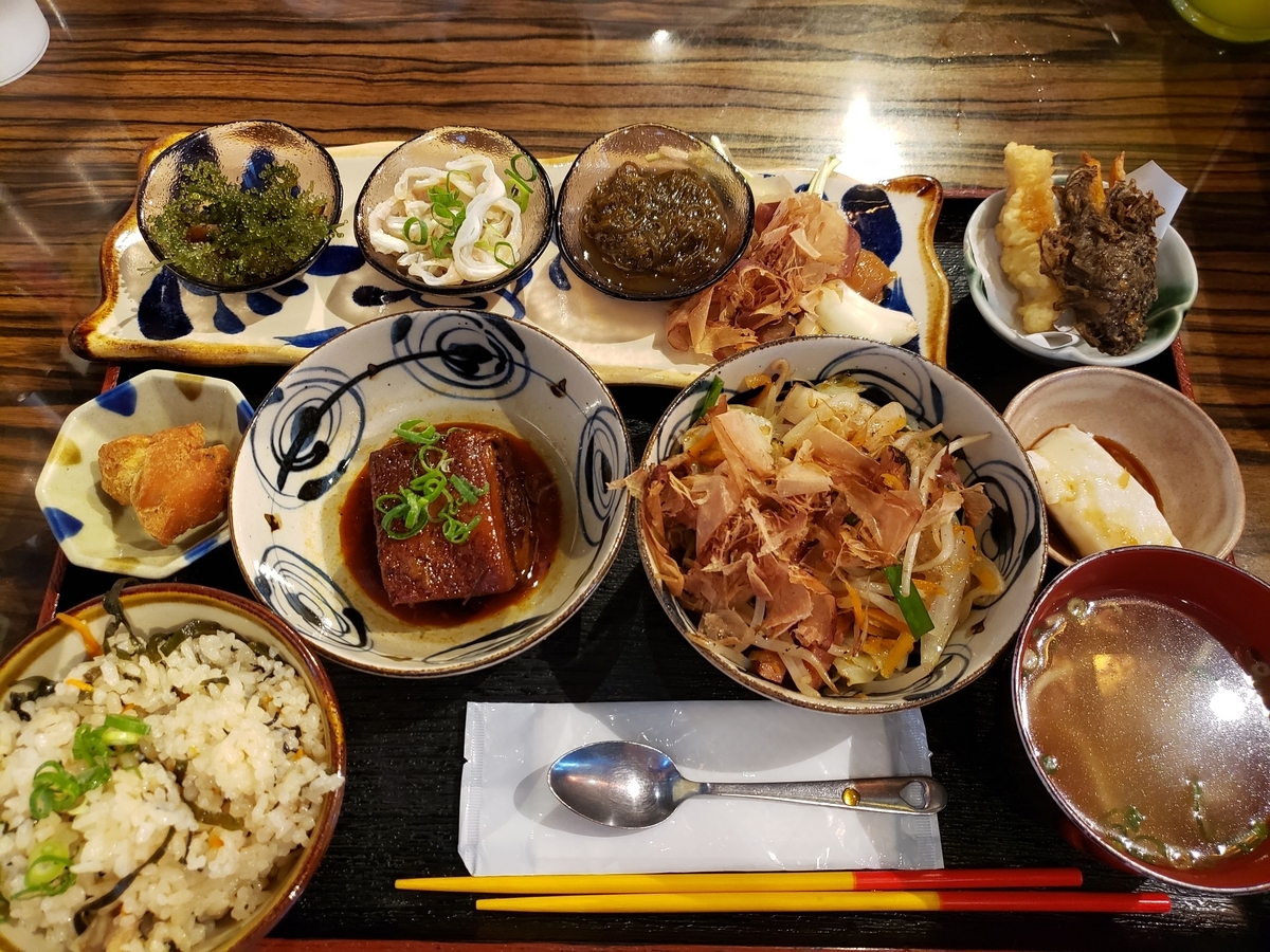 本通りランチ】沖縄感あふれるキラキラ空間「新垣家」で沖縄料理を堪能