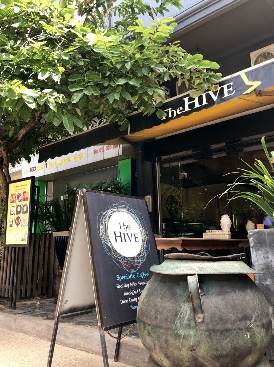 カンボジア旅行 ヘルシーフードが食べられるカフェthe Hive シェムリアップ M S Bangkok Life Diary