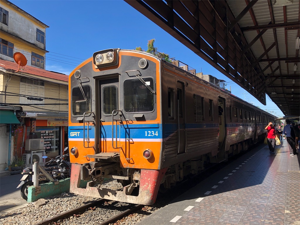 電車の旅 タイ国鉄でバンコクから港町マハチャイ市場へ 電車での行き方 サムットサコーン県 M S Bangkok Life Diary