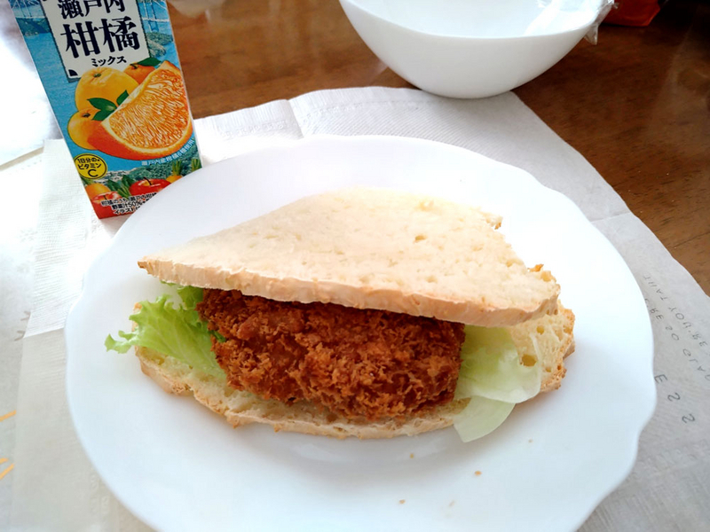 お昼は薄く切ってヒレカツサンドに。
