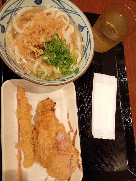 丸亀製麺のおせっかい　どとんとサプライズで半額ぶっかけうどんを食べてみた（2026年8月）