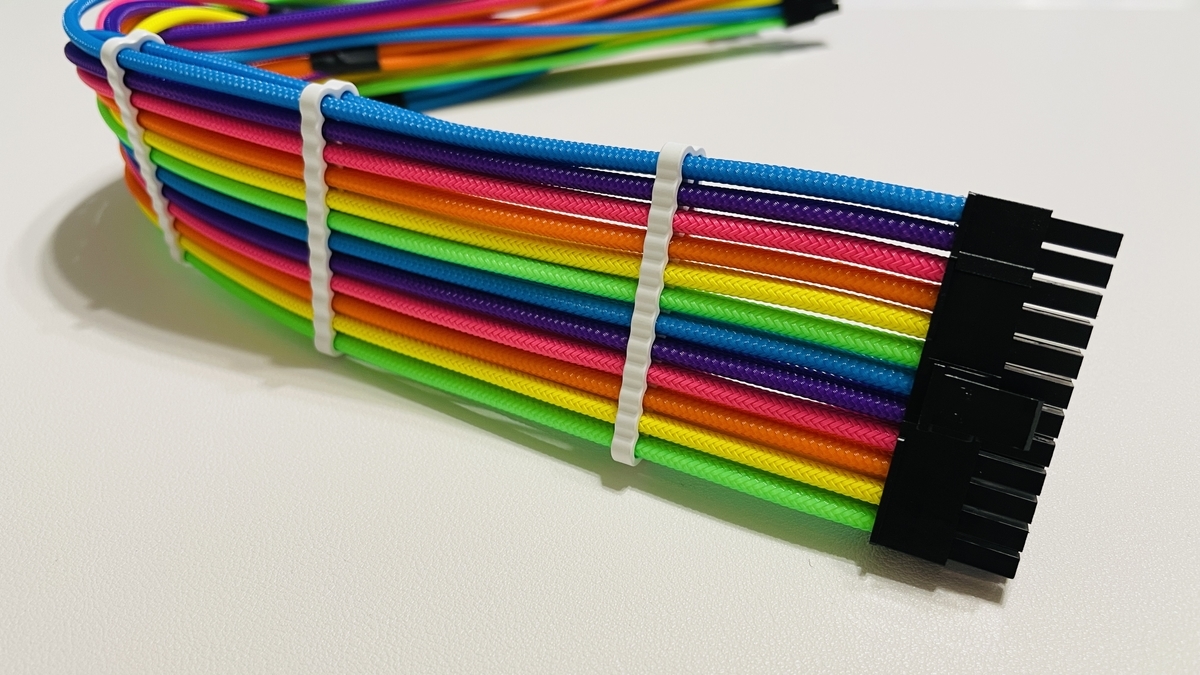 CableModのカスタムPSUケーブルで最高にかわいいベンチ台PCを