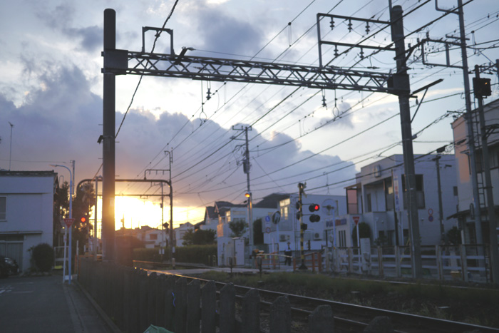 表情が伝えるもの、水面下の物語。