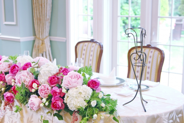 披露宴会場の新郎新婦の席