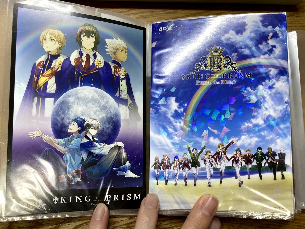 はがきホルダーにポストカードを収納している写真
