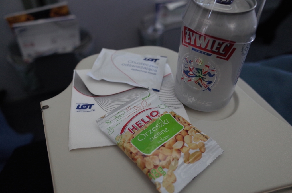 f:id:miki_nam:20180205212250j:plain ポーランド航空のスナック菓子とポーランドのビール