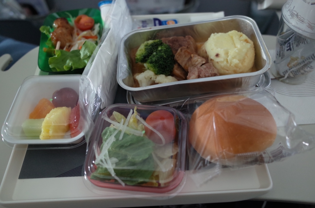 f:id:miki_nam:20180205212645j:plain ポーランド航空の機内食