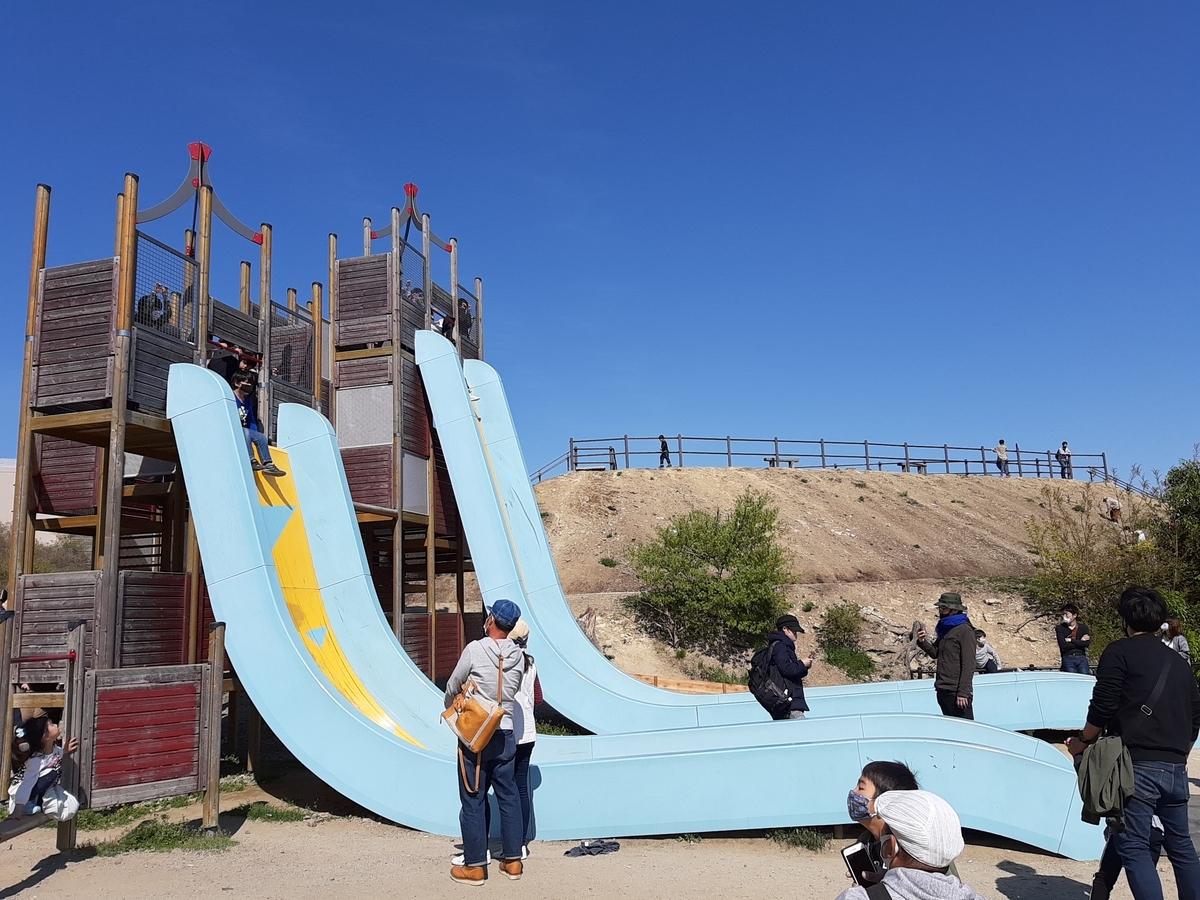 箕面の子連れオススメスポット 無料駐車場あり 彩都なないろ公園はダブルフリーフォール滑り台やドッグランが人気 ちびぞうとわたし