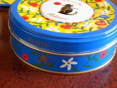 ハーティーブルーの缶を横から見た様子