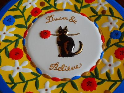 ハーティーブルーの缶に描かれている黒猫