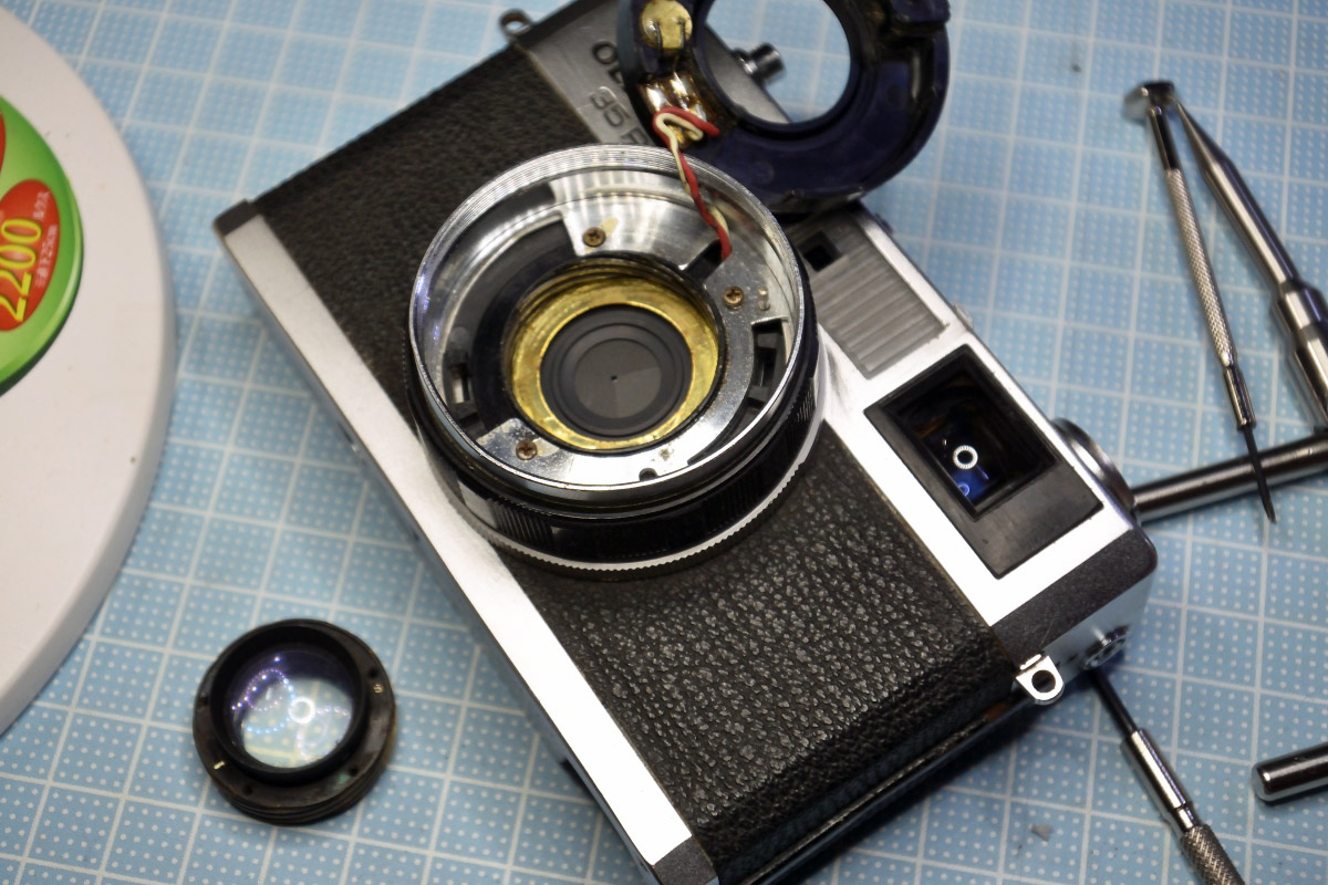 OLYMPUS 35RC」のレンズ「E.Zuiko 1:2.8 f=42mm」 - 虹色