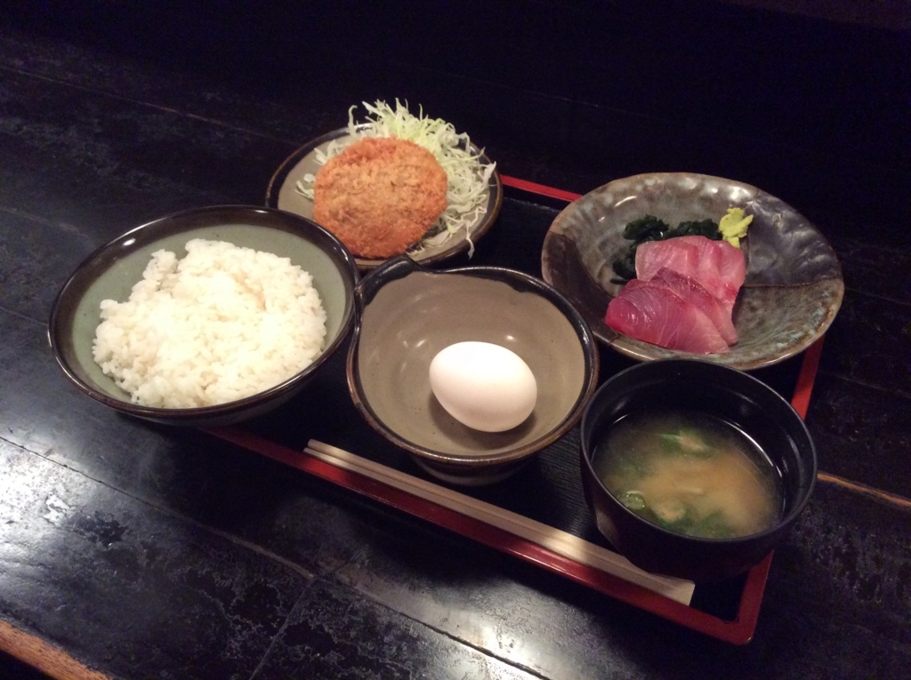 本日の日替わり定食は、メンチカツ（小）とぶりのお刺身のセットです(*^ω^*)