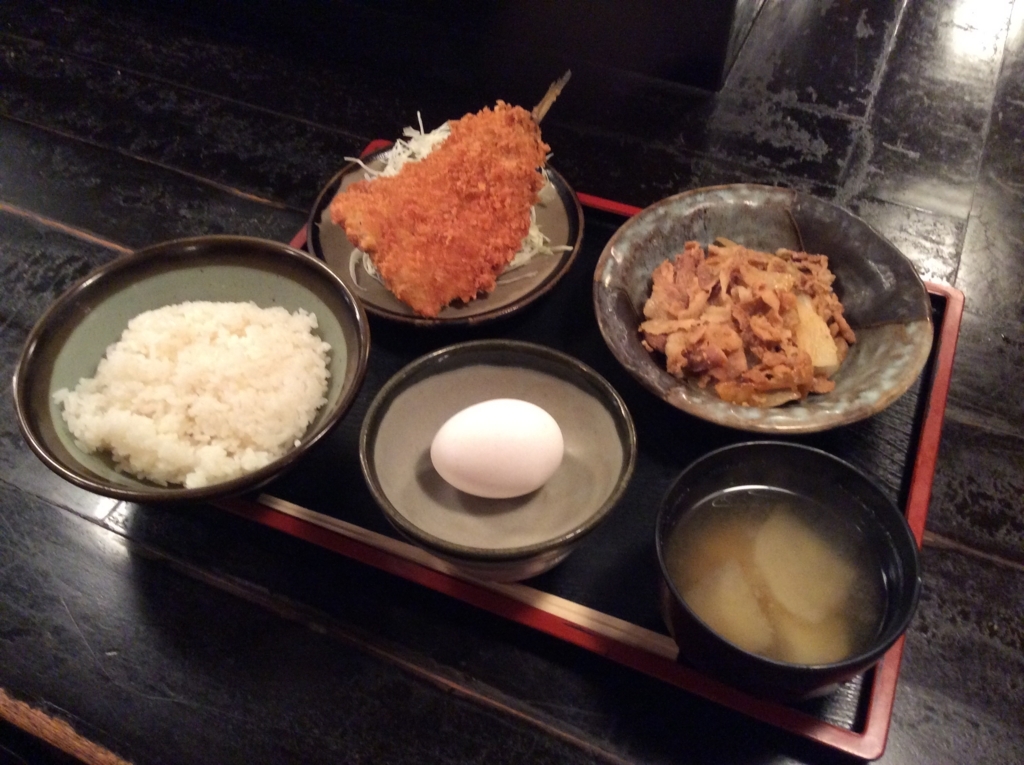 本日の日替わり定食は、いわしフライと生姜焼きのセットです
