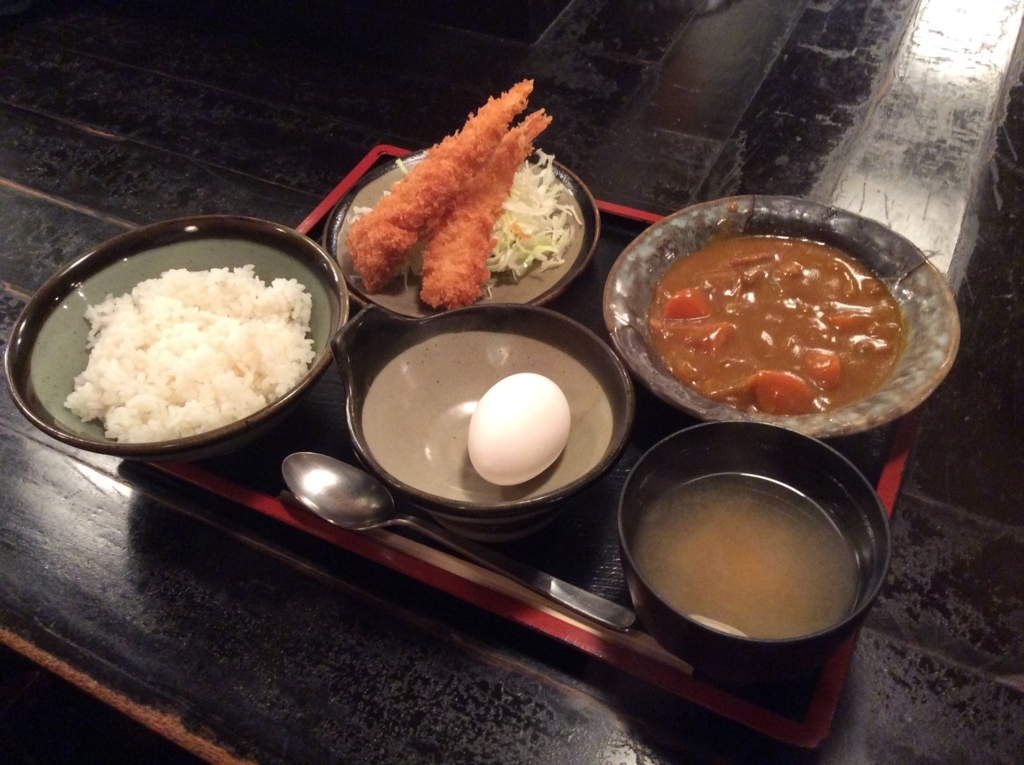 本日の日替わりは、エビフライとカレーのセットです