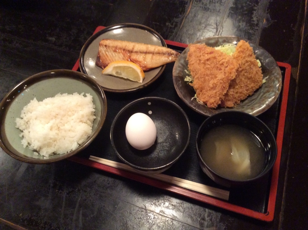 本日の日替わりは、鯖の塩焼きとハムカツのセットです