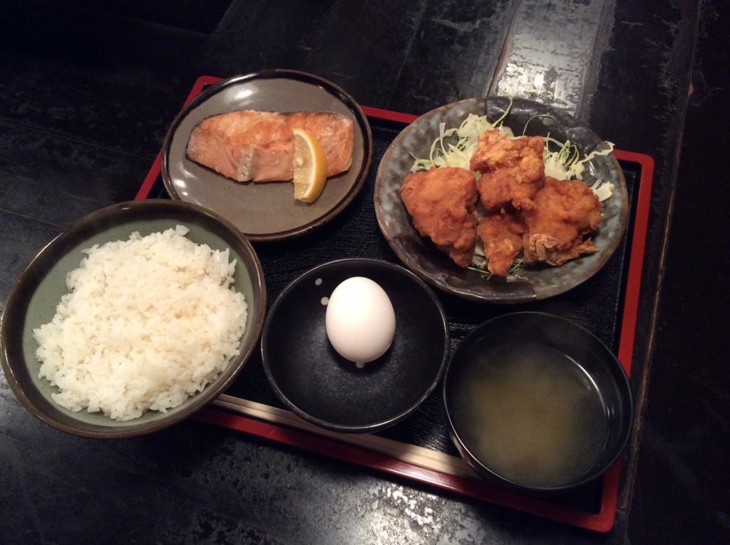 本日の日替わり定食は鮭の塩焼きととりの唐揚げのセットです