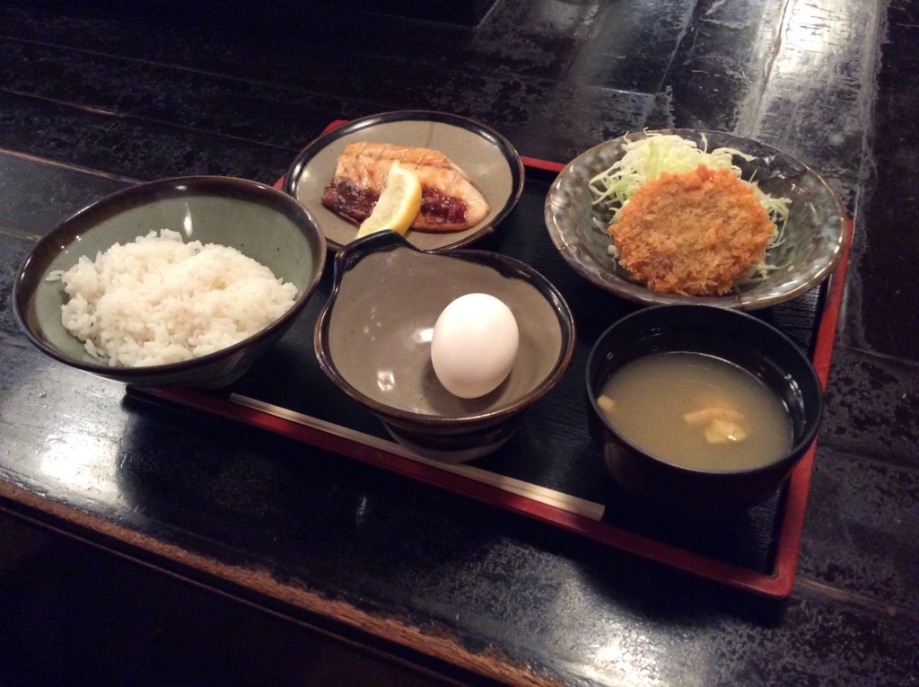 本日の日替わり定食は、鯖の塩焼きとメンチカツのセットです