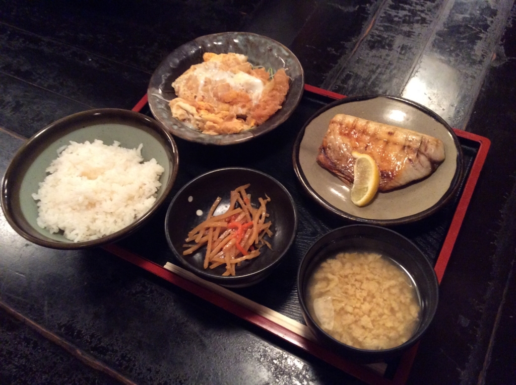 本日の日替わり定食は、カツ煮と鯖の塩焼きのセットです(*^ω^*)