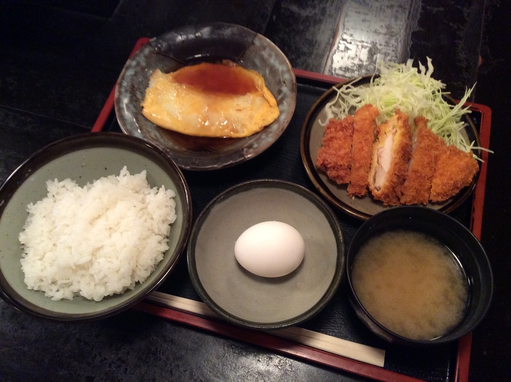 本日の日替わり定食は、白身魚のピカタとチキンカツのセットです