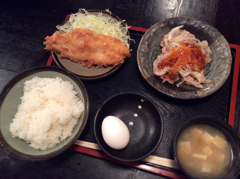 本日の日替わり定食は、白身魚の唐揚げと豚しゃぶのセットです