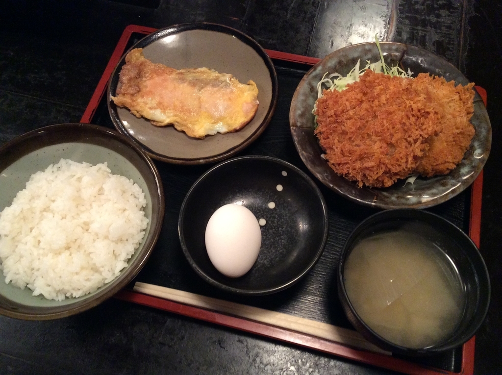本日の日替わり定食は、鮭のピカタ(黄金焼き)とコロッケのセットです