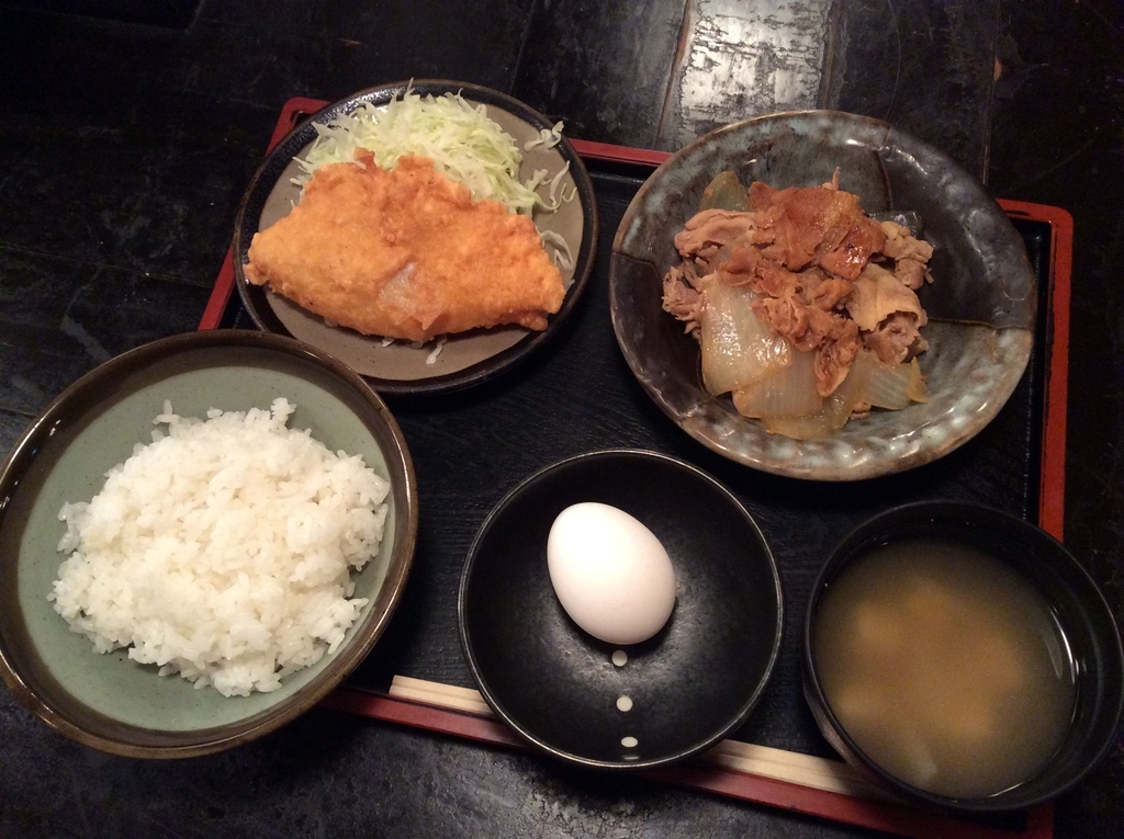 本日の日替わり定食は、白身魚の唐揚げと生姜焼きのセットです