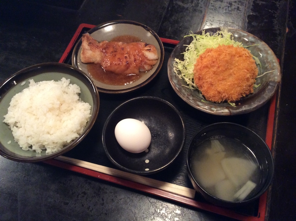 白身魚のバター焼きおろしあんとメンチカツのセットです