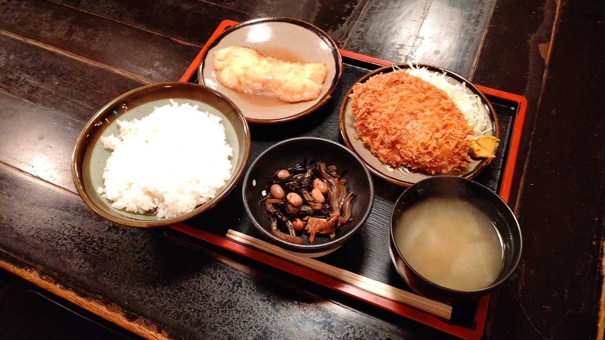 白身魚のバター焼きとメンチカツ