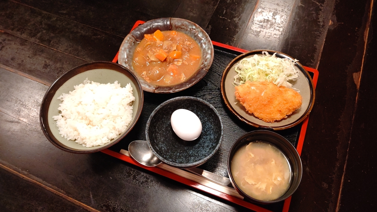 ポークカレーと白身魚フライ