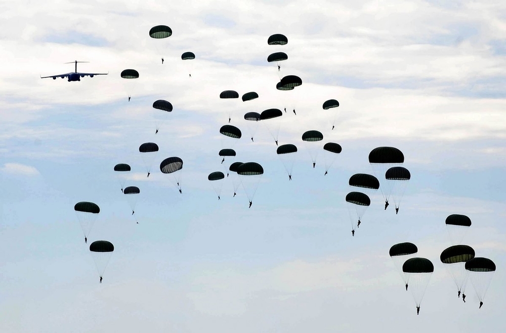 親子で空挺降下 第空挺師団パラシュート降下訓練 ミリタリー インフォ世界軍事情報