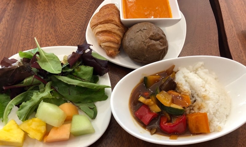 f:id:mile-de-hawa111:20190613140415j:plain ホノルル空港のANAラウンジの軽食